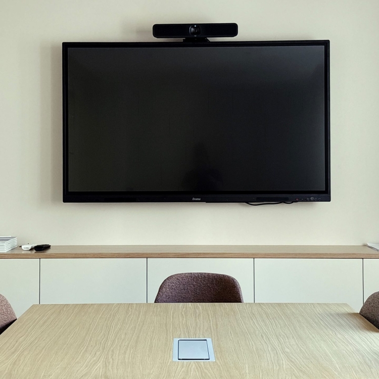 Über Austro Holding 7